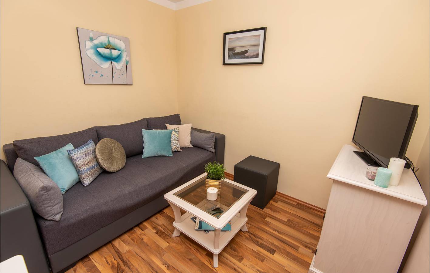 Entire holiday apartment, Cozy Apartment with Terrace, Wi-Fi & Parking, 1km to the Beach in Podstrana, Split-Dalmatia