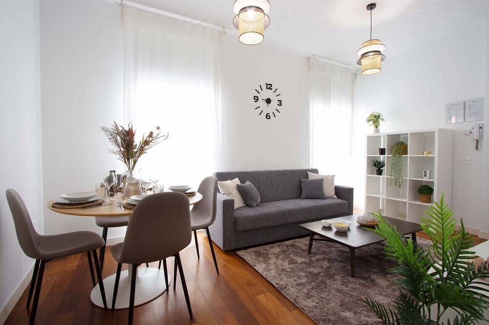 Entire apartment, Stunning Flat Historic Center Plaza Mercado in Logroño, La Rioja Province