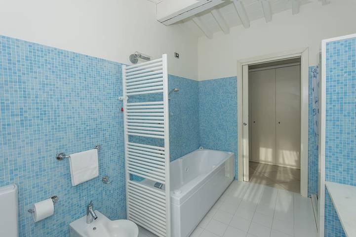 Moderna villa esclusiva, piscina immersa nel verde, dettagli di lusso, relax in Camaiore (Toscana), Riviera Toscana