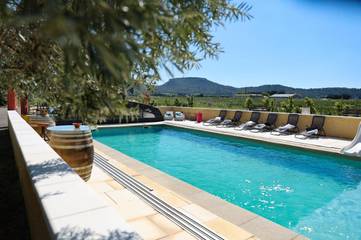 Location de vacances pour 29 personnes, avec vue ainsi que piscine et jardin à Bagnols-sur-Cèze