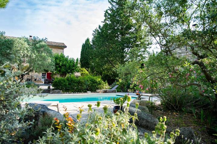 Location de vacances pour 2 personnes, avec piscine et jardin à Le Garn