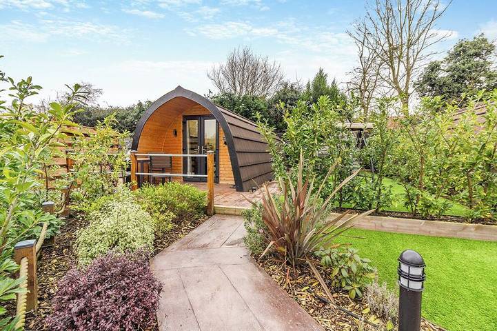 Glamping for 2 people, with hot tub in Nottinghamshire