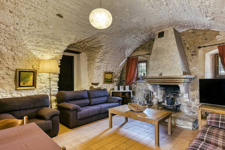 Country House 'Cal Secretari' with Shared Pool, Private Terrace and Wi-Fi in Llampaies, Saus, Camallera i Llampaies