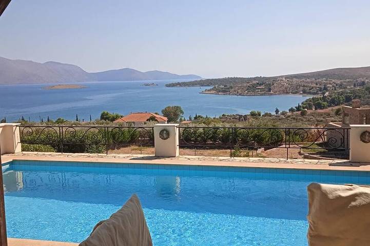 Location de vacances pour 8 personnes, avec terrasse et jardin à Galaxidi