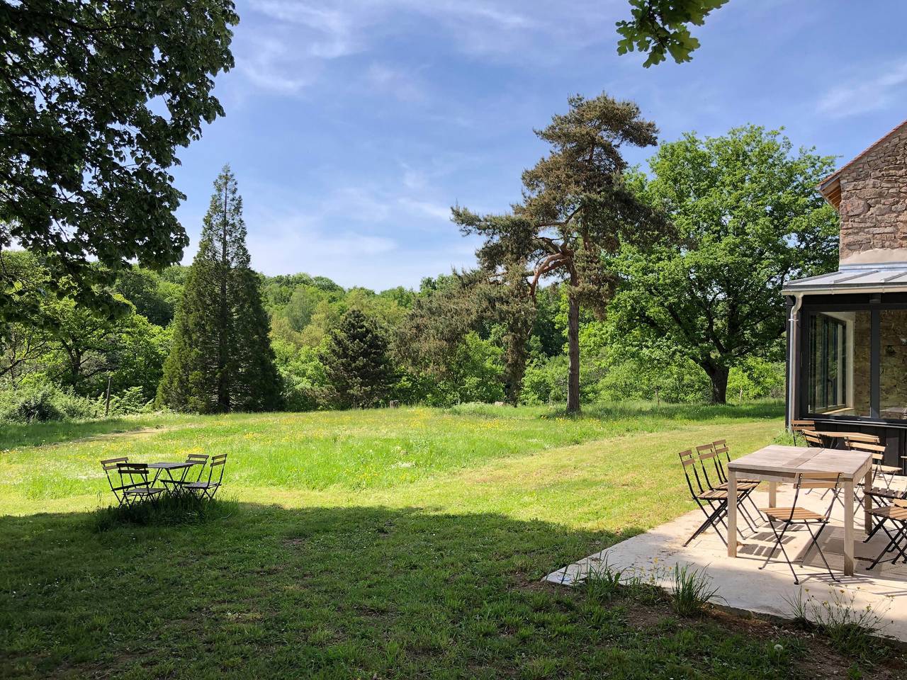 Charmantes Ferienhaus im Morvan mit Parkplatz und Elektro-Ladestation in Saint-Germain-des-Champs, Naturpark Morvan