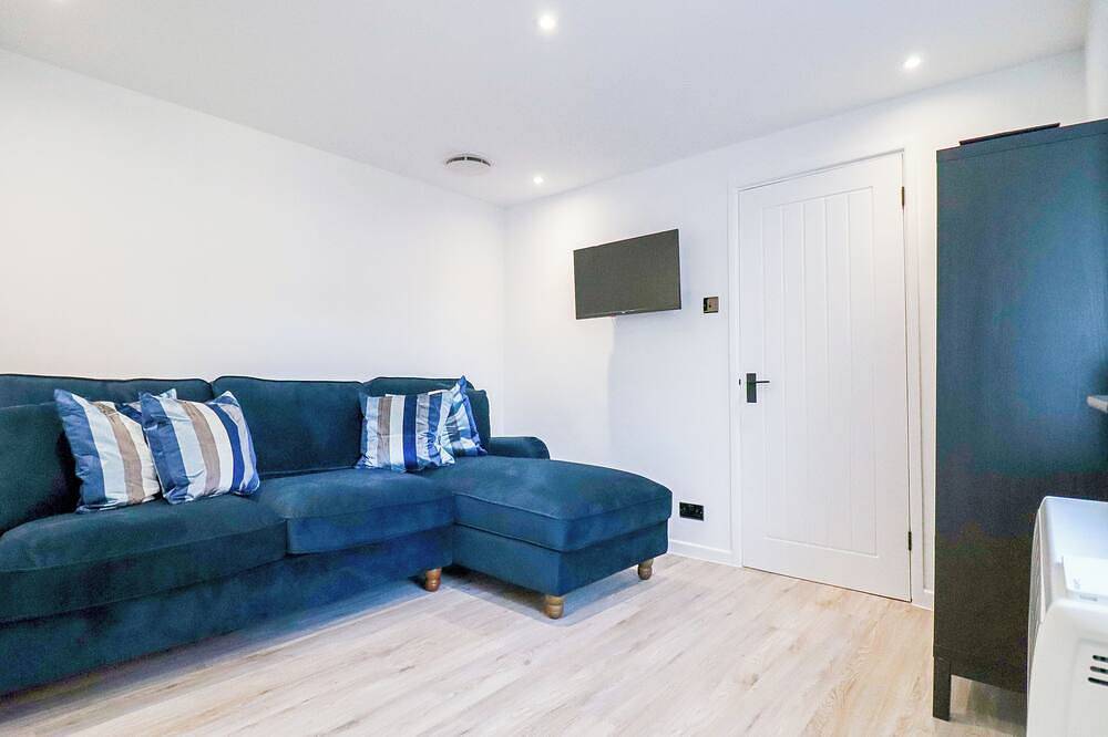 1 bed bungalow, sleeps 4, 50 meters from the beach with off road parking. in Weston-Super-Mare, North Somerset
