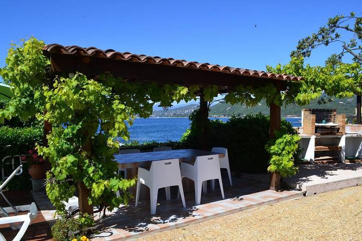 Maison indépendante face à la mer surplombant une petite plage. in Coti-Chiavari, Région d'Ajaccio