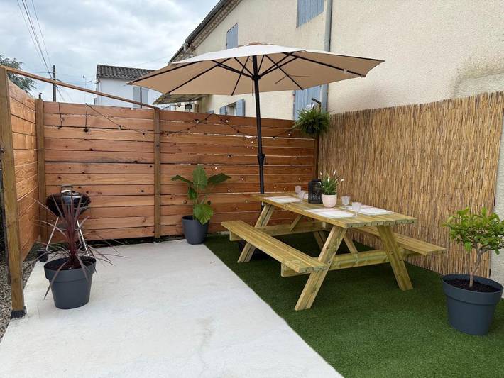 Gîte pour 5 personnes, avec Balcon ainsi que Terrasse et Vue à Feugarolles