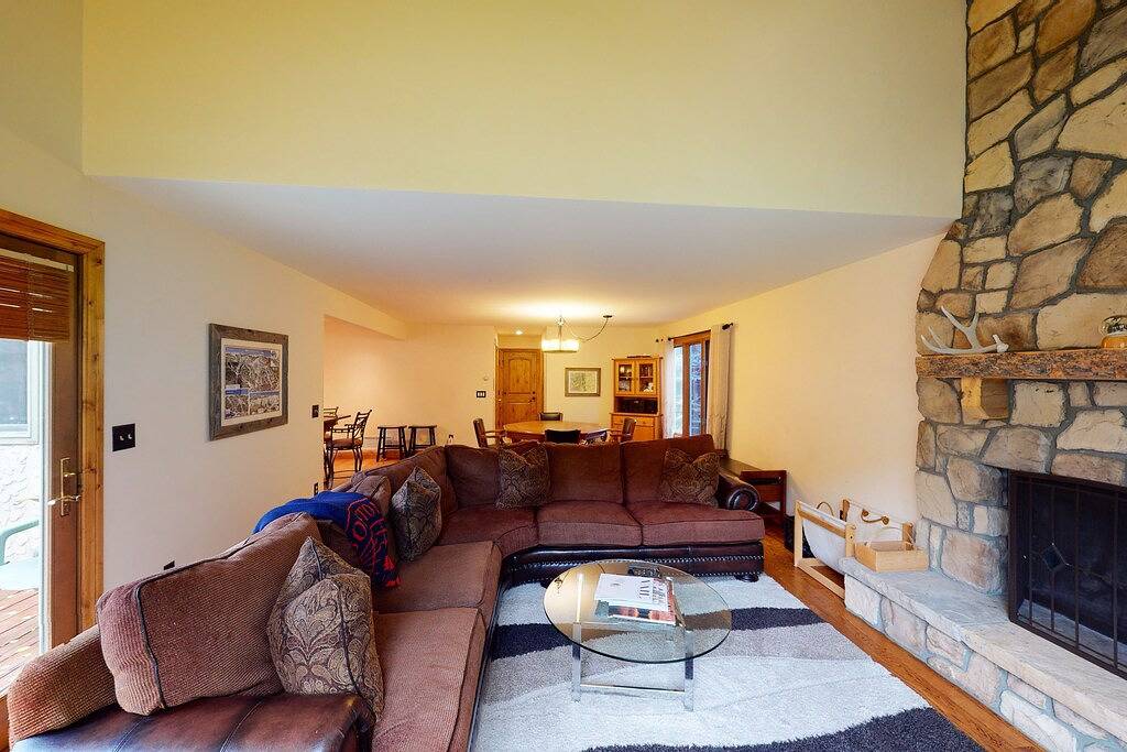 Spacious Townhome on Golf Course – Minutes to Tee, Skiing, Dining & Shops in Eagle-Vail, Beaver Creek