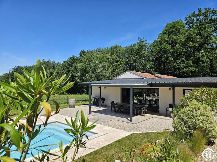 Gîte pour 11 personnes, avec Terrasse ainsi que Jardin et Piscine à Pratviel