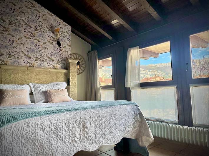 Alojamiento y desayuno para 12 personas, con vistas y balcón en Álava - 2