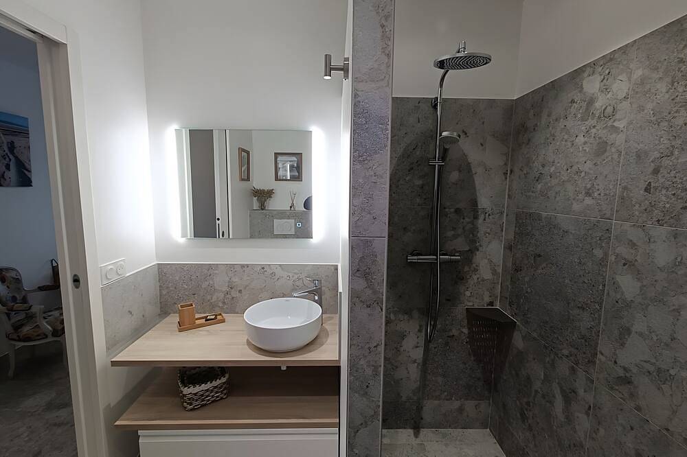 Chambre d’hôtes « Suite Les Cabanes » avec piscine partagée, jardin commun et Wi-Fi in La Brée-les-Bains, Côte de Beauté