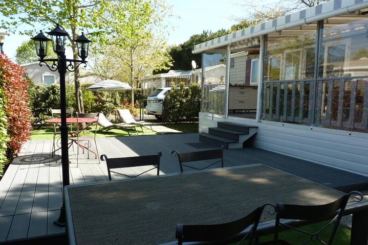 Camping pour 4 personnes, avec jardin et jacuzzi ainsi que bassin pour enfant et piscine, adapté aux familles