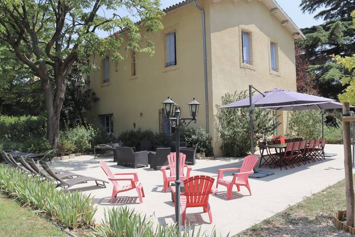 Gîte pour 10 personnes, avec terrasse et jardin ainsi que jacuzzi et piscine