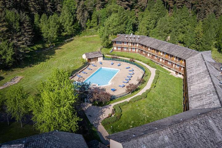 Hôtel pour 2 personnes, avec jardin et piscine à Fournels