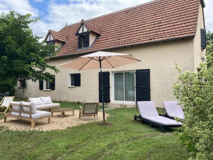 Gîte pour 12 personnes, avec terrasse ainsi que jardin et piscine à Saint-Jean-Mirabel