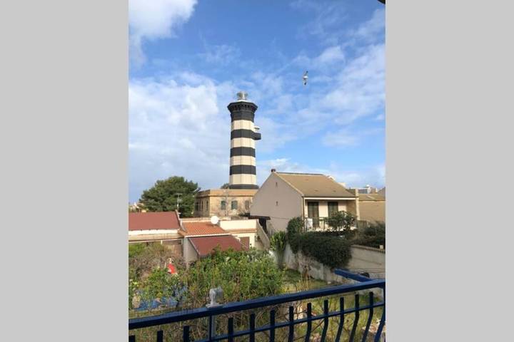 Gîte pour 4 personnes, avec Balcon et Jacuzzi ainsi que Terrasse et Vue à Torre Faro