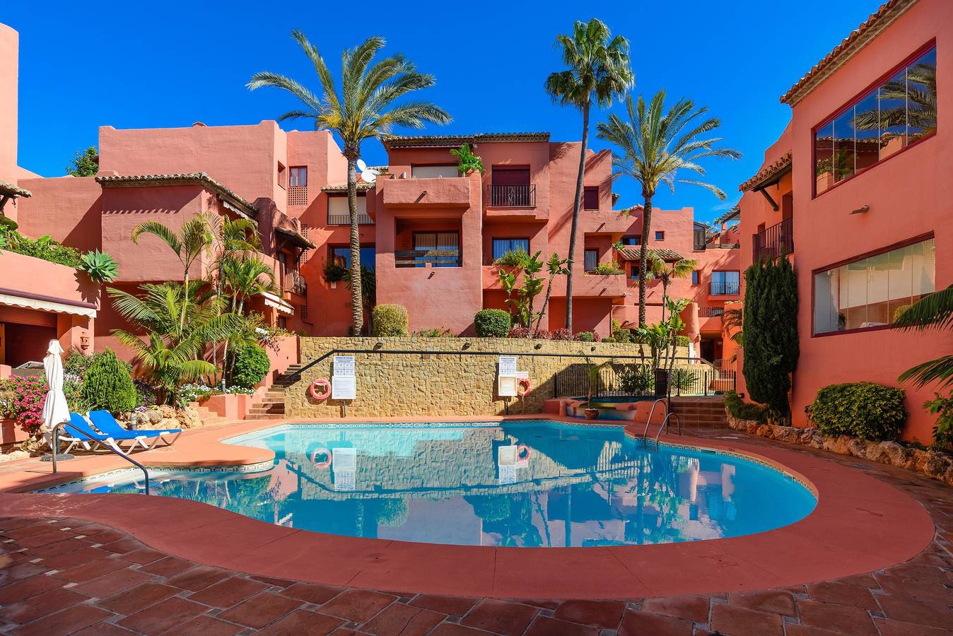 Apartamento entero, Apartamento 'Jardines De Don Carlos' con piscina compartida, Wi-Fi y aire acondicionado in Marbella Este, Marbella