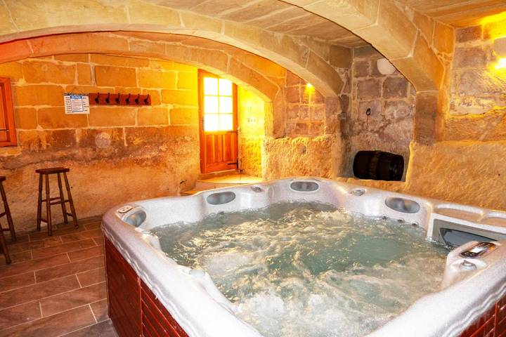 Villa for 12 people, with Balcony and Terrace as well as Pool in Malta