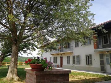 Cottage pour 2 personnes, avec balcon ainsi que jardin et vue à Tigliole