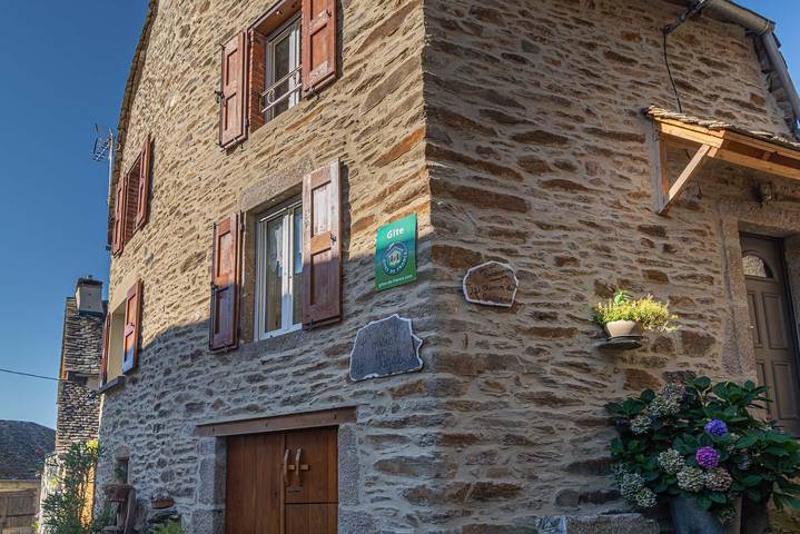 Gîte pour 6 personnes, avec terrasse à Les Hermaux