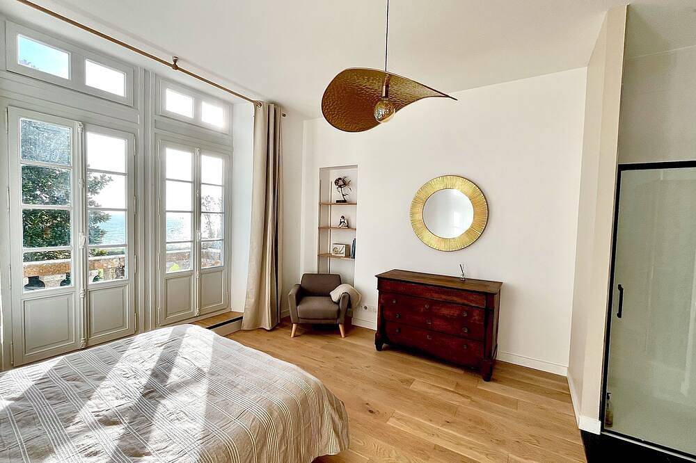 Appartement raffiné,grand balcon face à la mer dans demeure de charme historique in Carantec, Ceinture Dorée