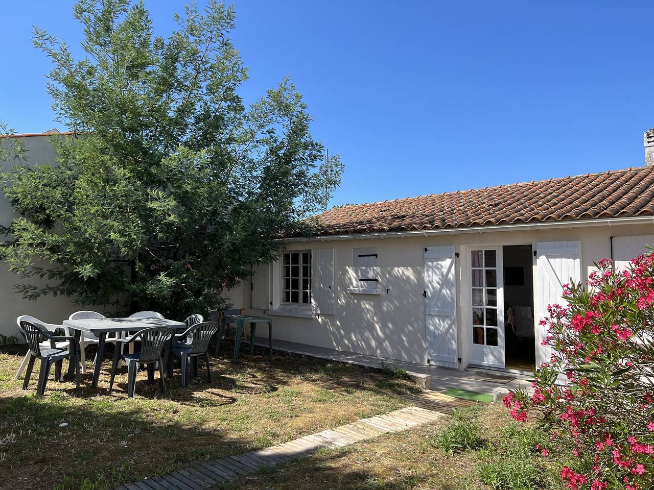 Charmante maison avec jardin, à 10 min de la plage, parfaite pour couples ou petites familles in Le Grand-Village-Plage, Côte de Beauté