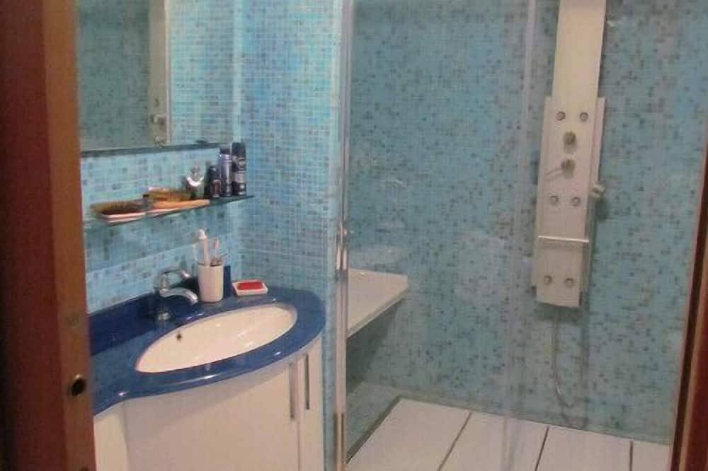 Ganze Wohnung, Alte umgebaute elegante 65 Mq Wohnung in der alten Mitte Endependant Eingang in Terracina, Pontinische Ebene