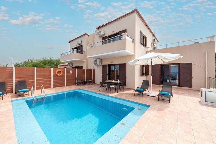 Villa for 7 personer, med terrasse og badebasseng i Platanias Kommune