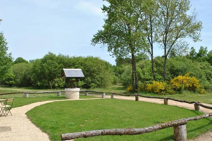 Gîte pour 6 personnes, avec terrasse et jardin à Razines