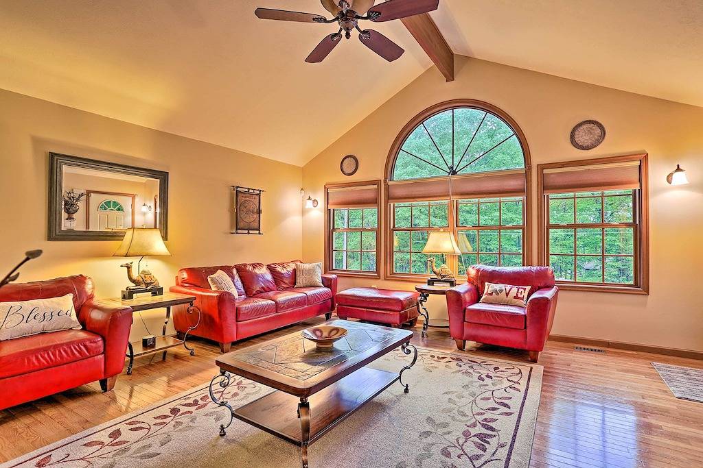 Bushkill Beauty-Hottub, Firepit, Lake in Lehman Township, Pike County