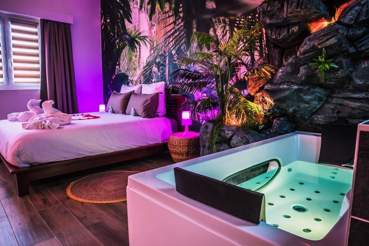 Appartement entier, Secret Suite "Jungle" - Jacuzzi privatif - Gare Rer C - Proche Paris in Brétigny-sur-Orge, Essonne