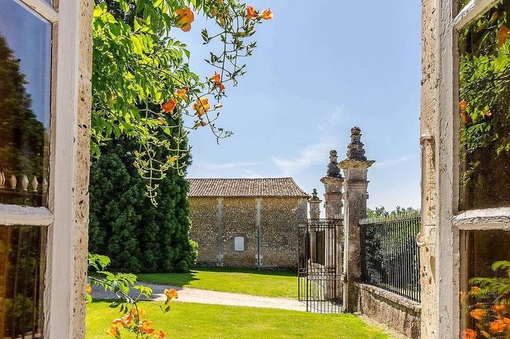 Location de vacances pour 7 personnes, avec piscine ainsi que jardin et balcon à Poullignac