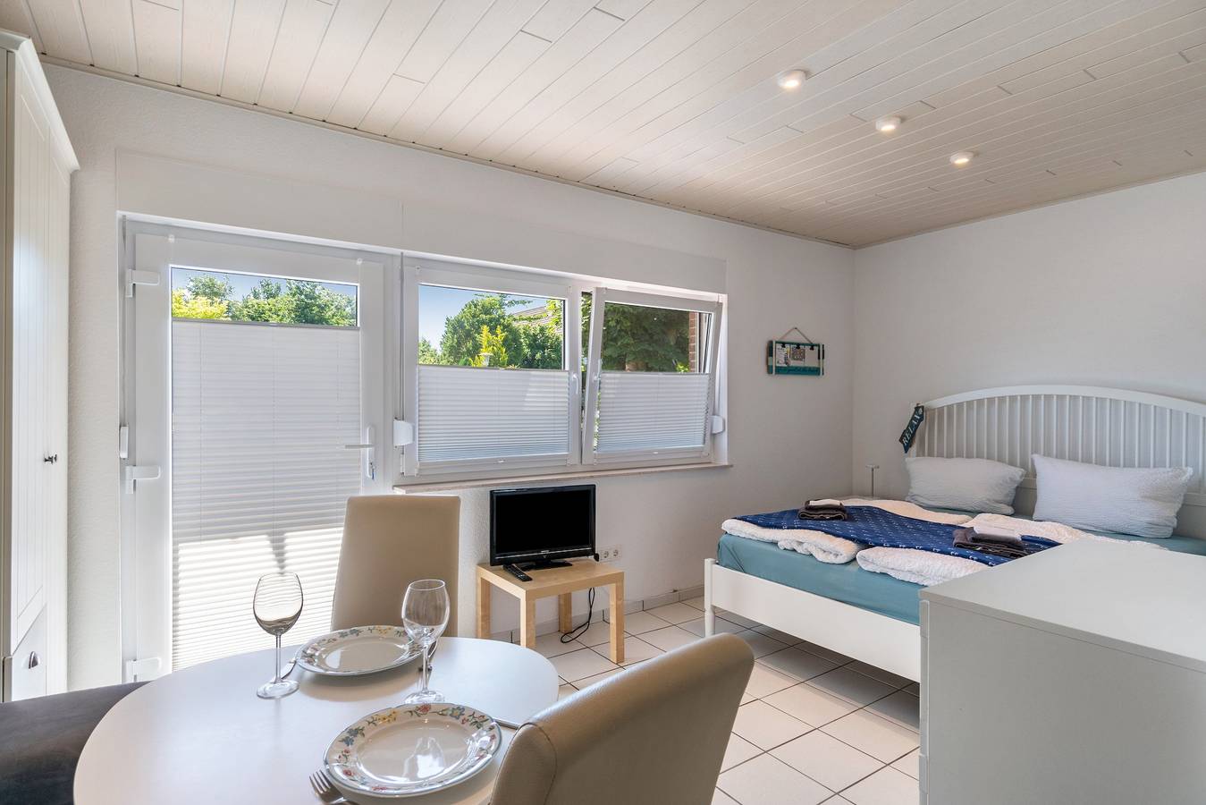 Ganze Wohnung, Apartment, 20 qm, wohn-/schlafzimmer mit küchenzeile, private kleine terrasse, max. 2 personen in Hooksiel, Wangerland