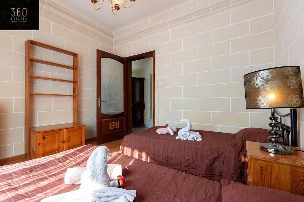 Huge Villa with Pool, Bbq and Spectacular Views in il-Mellieha, Mellieha