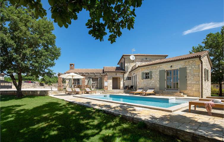 Geräumige 2-Zimmer-Wohnung mit Pool, Terrasse, WLAN und Parkplatz in der Nähe von Heraki in Sveti Lovreč Pazenatički, Zentralistrien