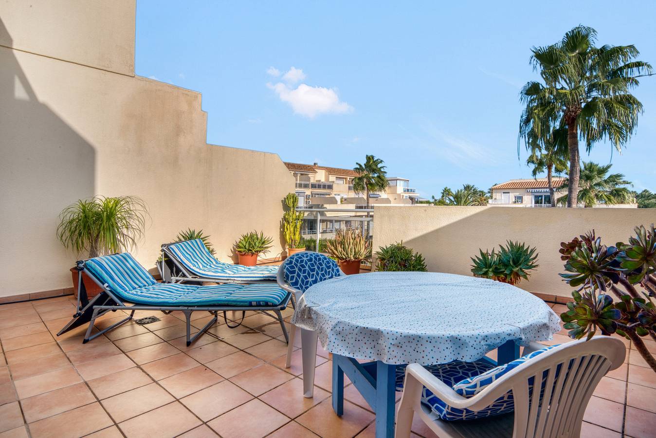 Apartamento entero, Casa "Jardines de Denia Iii" con vistas al mar, piscina, Wi-Fi, A/C, terraza y jardín in Las Marinas, Dénia