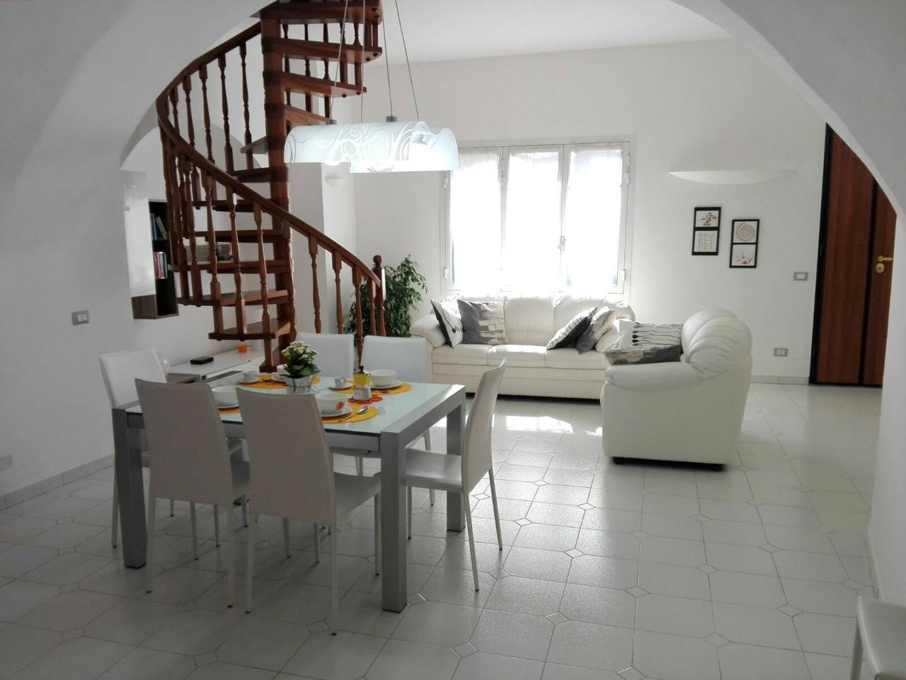 Ganze Ferienwohnung, Ferienwohnung für 7 Personen mit Terrasse in Cipressa, Riviera di Ponente