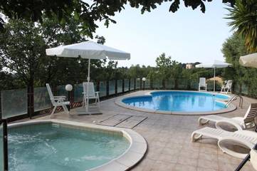 Location de vacances pour 11 personnes, avec jardin ainsi que piscine et jacuzzi, adapté aux familles à Piedimonte Etneo