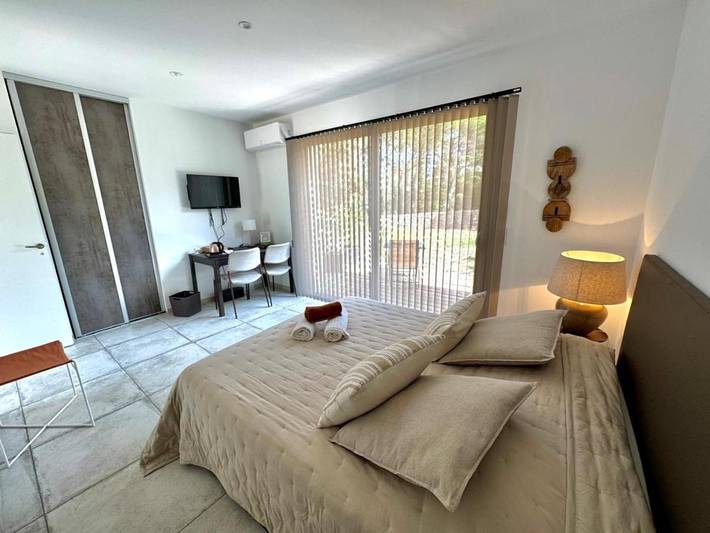 Chambre d’hôte pour 2 personnes, avec Terrasse ainsi que Piscine et Vue
