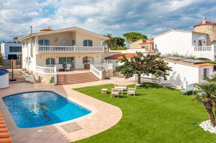 Chalet para 8 personas, con jardín además de piscina y jacuzzi en Provincia de Gerona