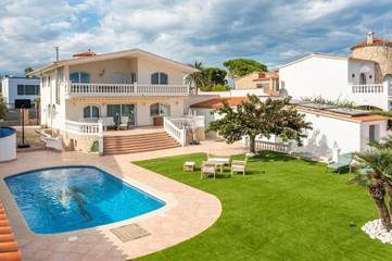 Chalet para 8 personas, con piscina además de jacuzzi y jardín en Alt Empordà