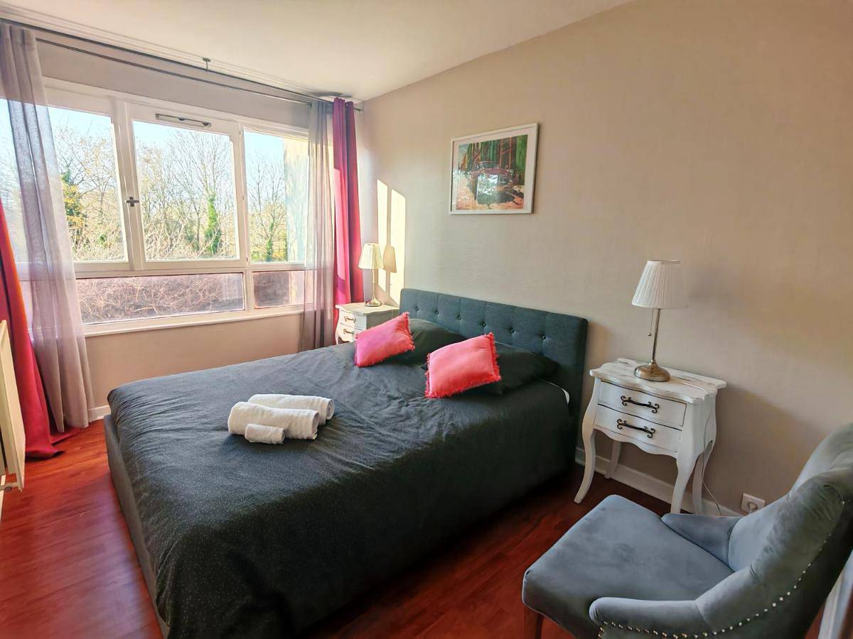 Appartement entier, T3 Cosy petit balcon 5mins France miniature in Élancourt, Yvelines