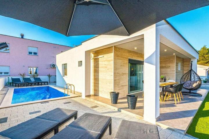 Villa pour 8 personnes, avec balcon/terrasse et piscine dans Vir - 2