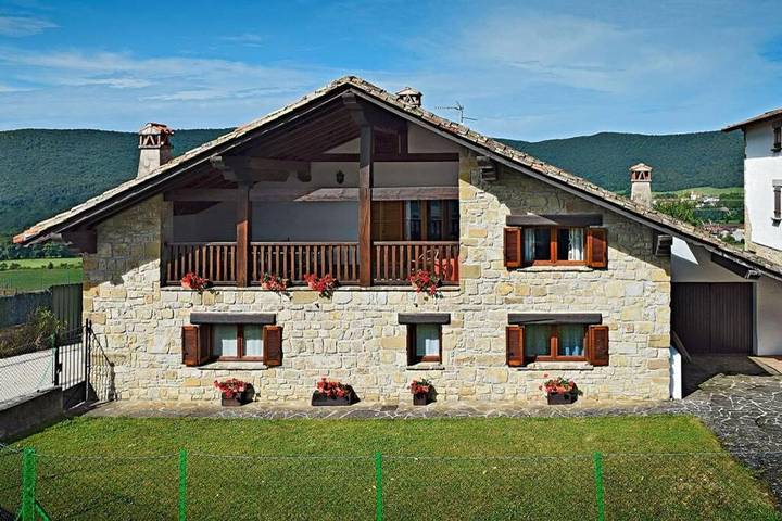 Apartamento para 14 personas, con Balcón y Jacuzzi además de Terraza y Jardín en Ulzama