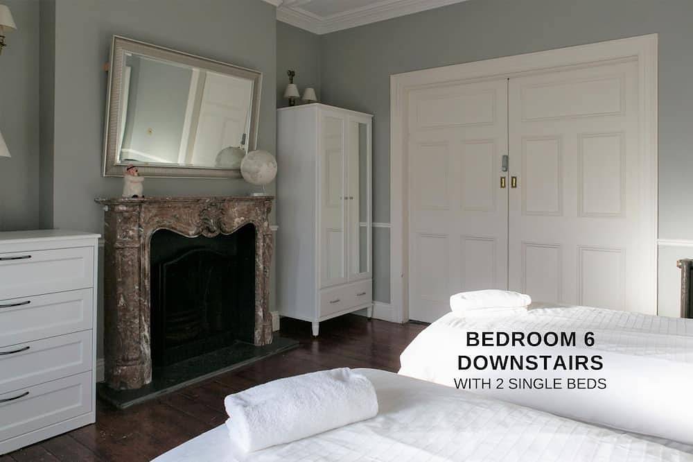 Large Luxury Architect Designed House, Sleeps 15. City 15 mins by bus. in Dublin, County Dublin