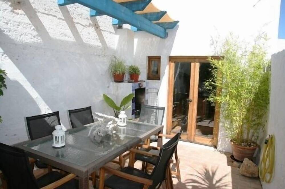 Location and Charm Renovated town house a walk to beaches restaurants bars river in Alvor, Distrito de Faro