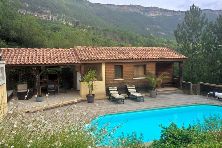 Belle petite maison tout confort avec piscine privée réservée in Saint-Étienne-de-Gourgas, Région de Lodève
