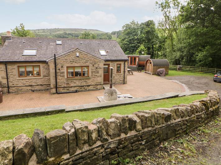 Log cabin for 8 people, with Hot tub and Terrace as well as Garden and Sauna in Sheffield