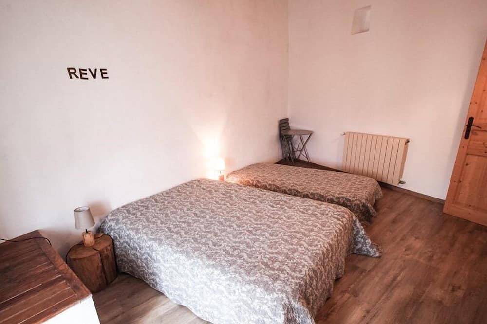 Belle maison en pierre à Orsan, Gard, piscine privée, animaux admis (2). in Orsan, Région de Nîmes